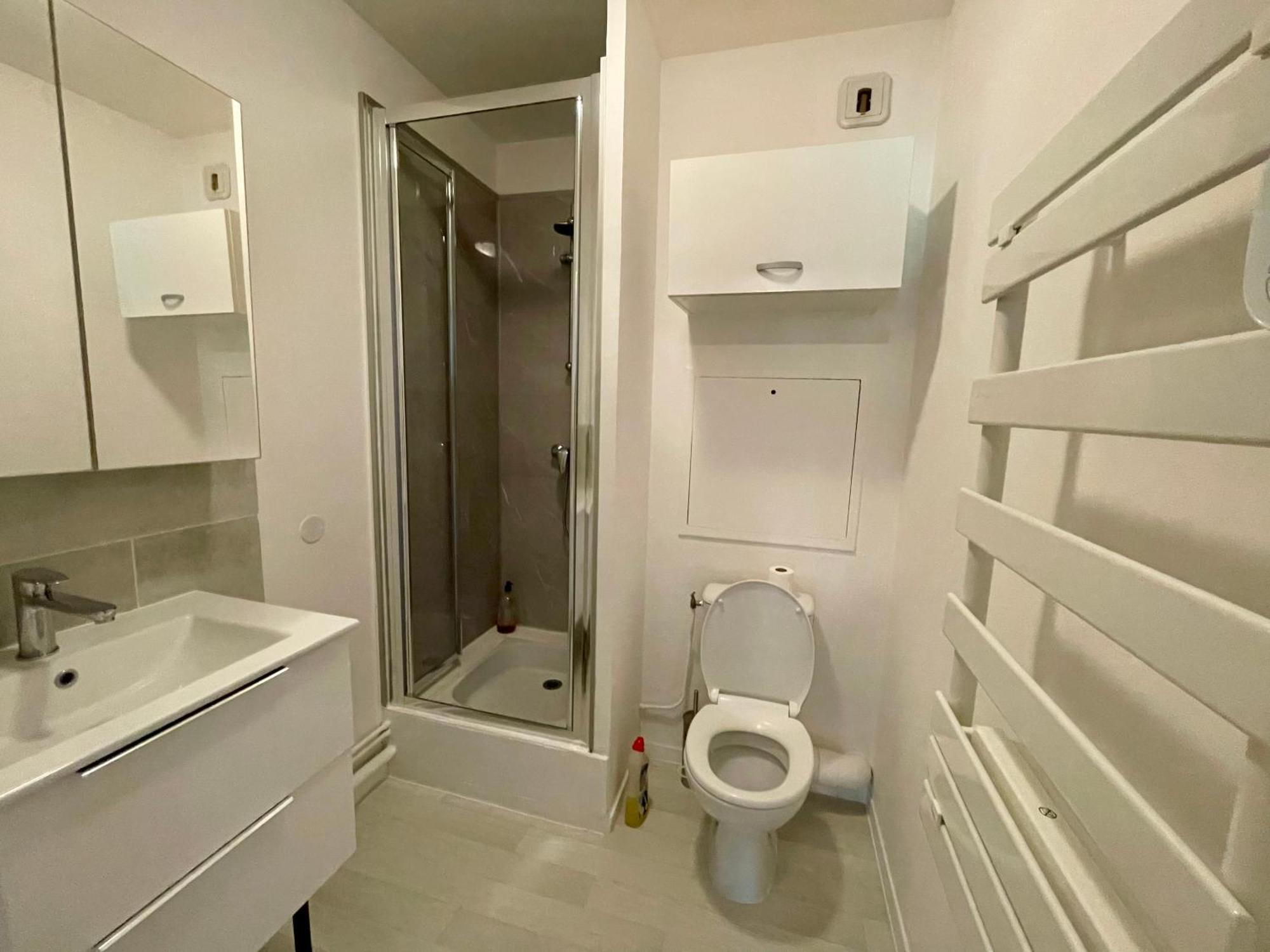 Appartement Avec Loggia Et Parking Prive Louviers Exterior foto